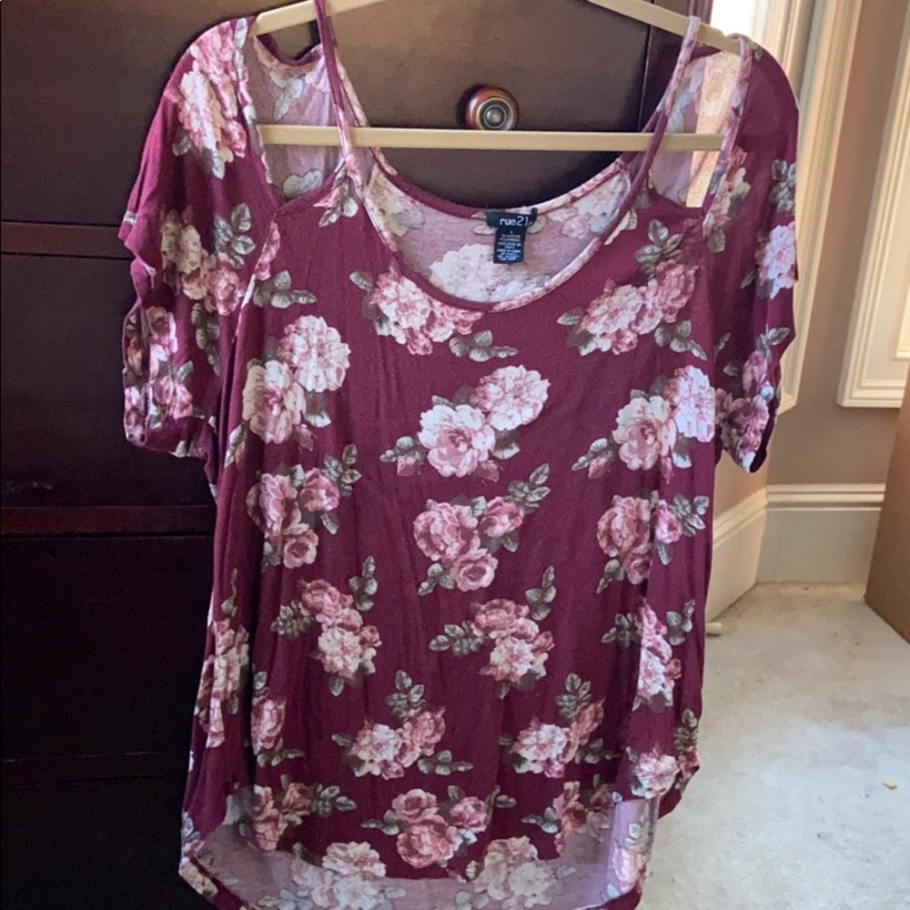 Rue 21 maroon Floral Flouncy T-shirt- Size L